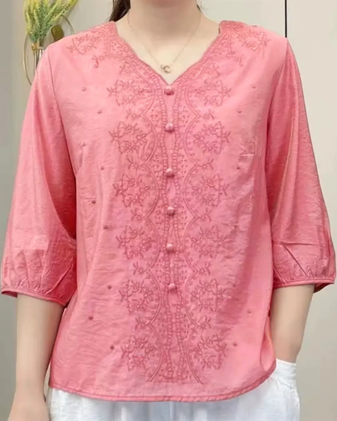 Blouse brodée à boutons recouverts et manches 3/4
