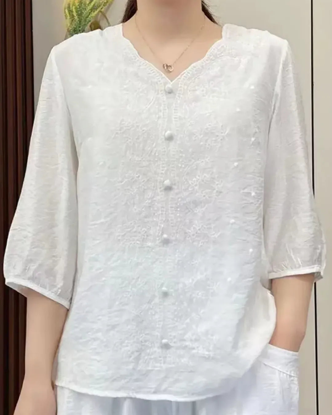 Blouse brodée à boutons recouverts et manches 3/4