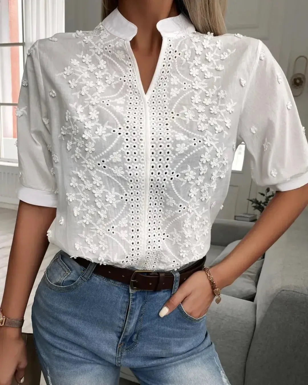 Blouse Brodée Col Montant en Coton Blanc