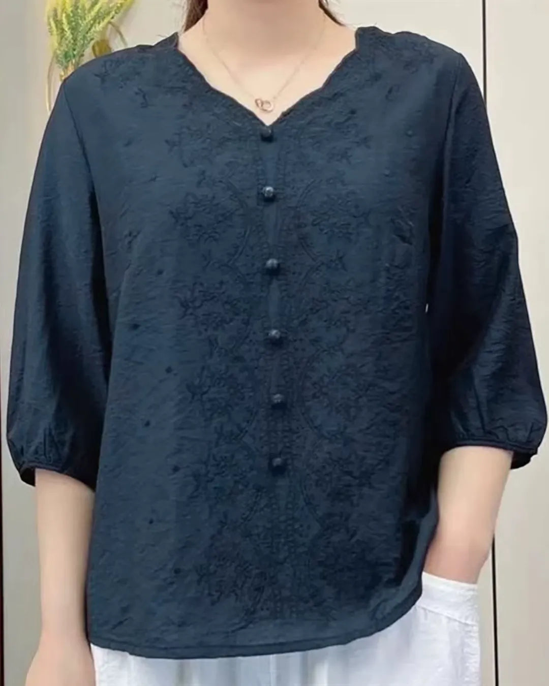 Blouse brodée à boutons recouverts et manches 3/4